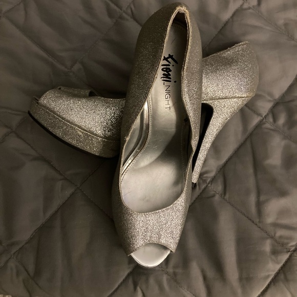 Silver, sparkly heels - Picture 1 of 4